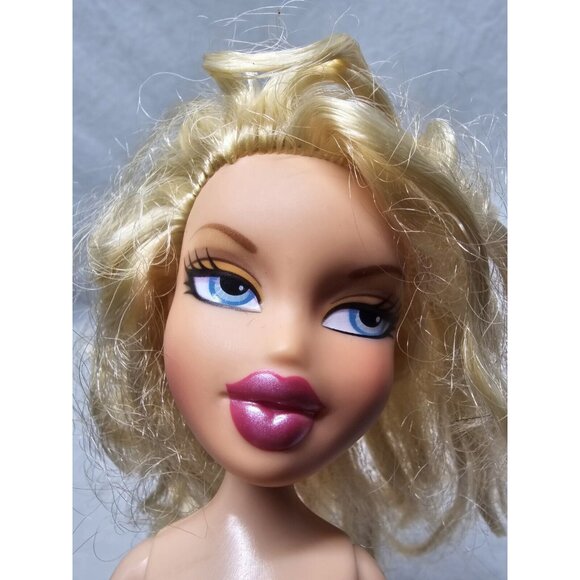 Bratz 9” Cloe Fashion Show Sleep Wear Doll - Picture 2 of 6